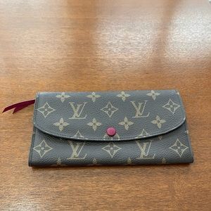 Louis Vuitton Emilie Wallet- Pivone Color